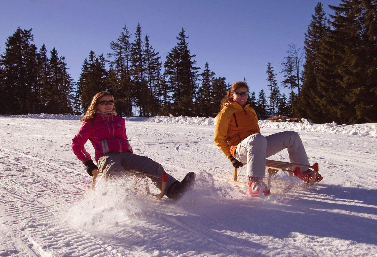 Winterspaß Zwiesel Winterurlaub Bayerischer Wald Schlittenfahren 