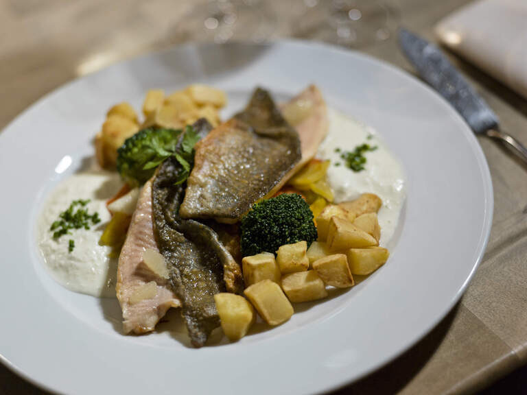 Ein leckeres Gericht wird im Restaurant Zur Waldbahn präsentiert