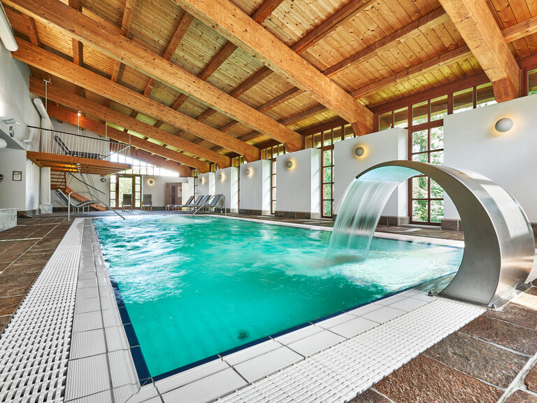 Der moderne und einladende Pool im Wellnessbereich des Hotel Zur Waldbahn