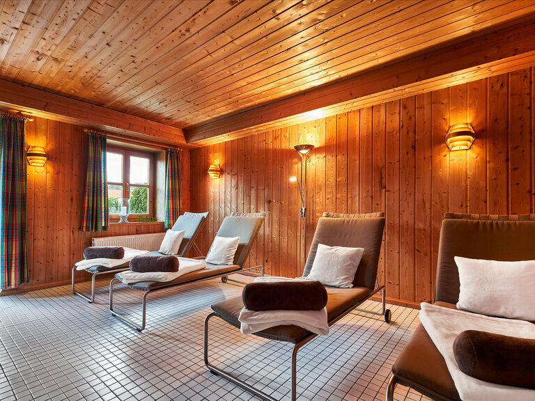 In dem Ruheraum stehen Liegen mit Handtüchern und Kissen