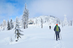 Schneeschuhwanderer durschreiten die Winterland des Bayerischen Waldes.