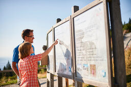 Mann mit Kind liest eine Wanderkarte im Bayerischen Wald nahe dem Hotel St. Gunther