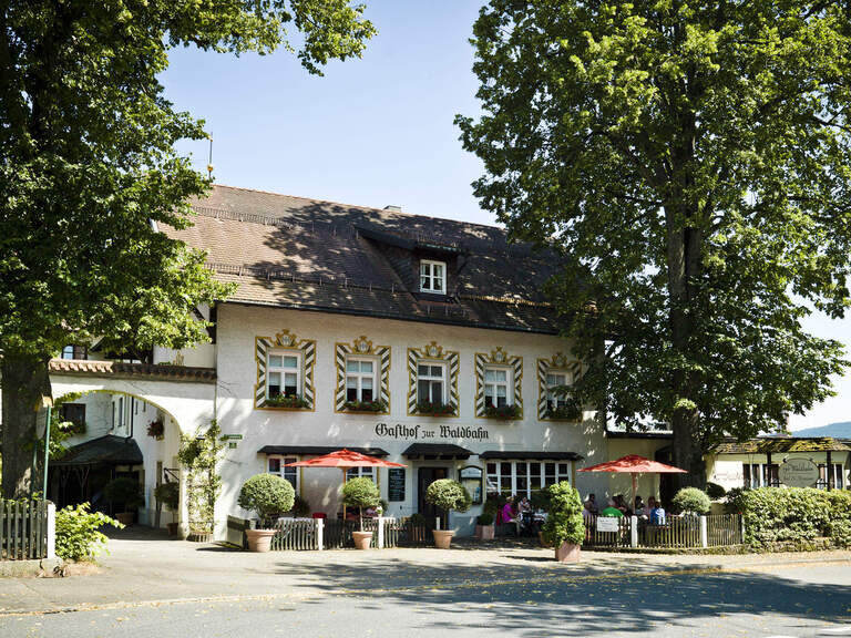 Die Ansicht des Hotels & Restaurant zur Waldbahn an einem schönen Sommertag